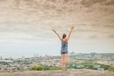 Genç Bayan uzun yürüyüşe çıkan kimse