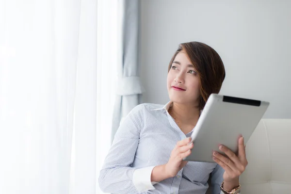 Frau mit Tablet zu Hause — Stockfoto