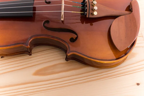Скрипка на деревянном столе . — стоковое фото