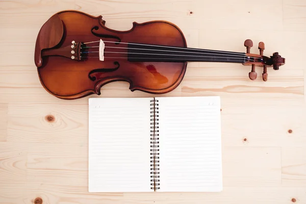 Violín y libro sobre mesa —  Fotos de Stock