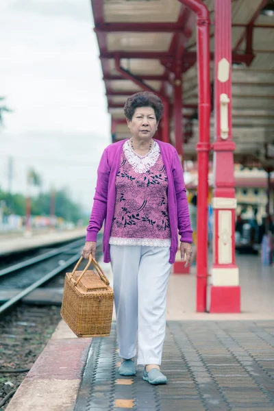 Volwassen vital bejaarde vrouw — Stockfoto