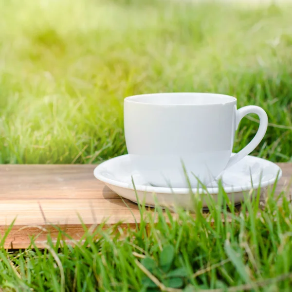 Kaffeetasse auf Holzbrett — Stockfoto