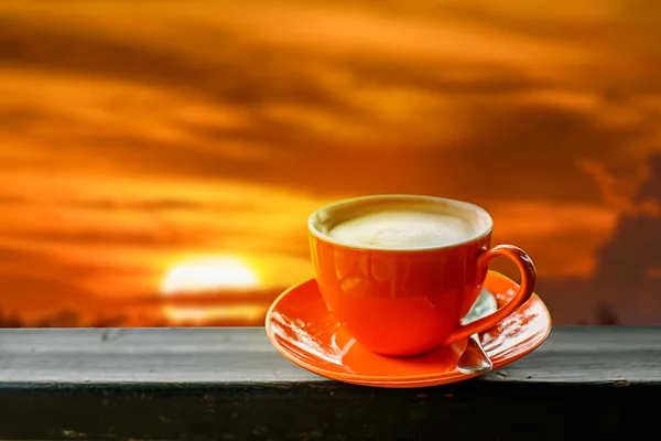 Xícara de café na placa de madeira — Fotografia de Stock