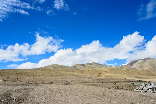 Terra e céu azul . — Fotografia de Stock