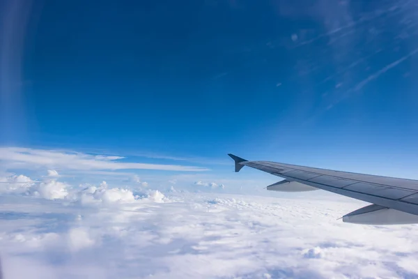 Wing of an airplane flying — Stock Photo, Image