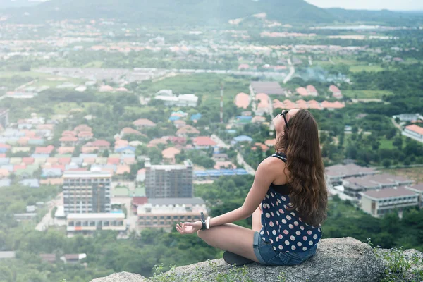 Meditálni, fiatal nő — Stock Fotó