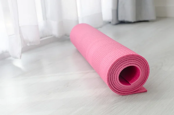 Pembe yoga mat gri zemin evde. Sağlık kavramı. — Stok fotoğraf