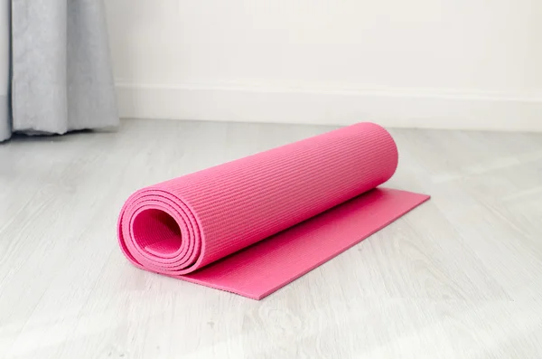 Rosa yogamatta på grå golv hemma. Hälsa-konceptet. — Stockfoto