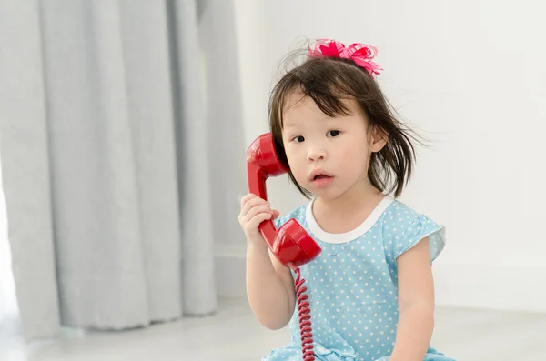 Asiatique fille jouer rouge vintage téléphone à la maison . — Photo
