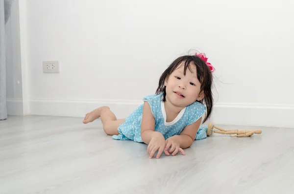 Livi で床に横たわってかわいい女の子のクローズ アップの肖像画 — ストック写真