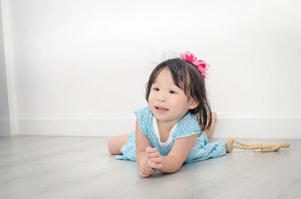 Livi で床に横たわってかわいい女の子のクローズ アップの肖像画 — ストック写真