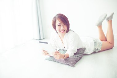 Asyalı kadın yerde döşeme