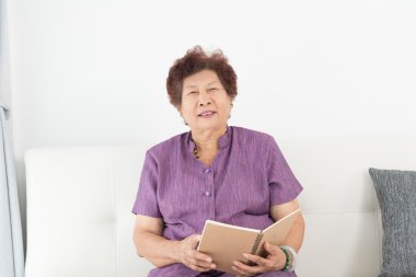 Kitap okuyan bir kadın.