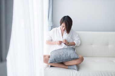 evde güzel bir kadın