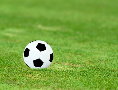 Yeşil sahada futbol topu
