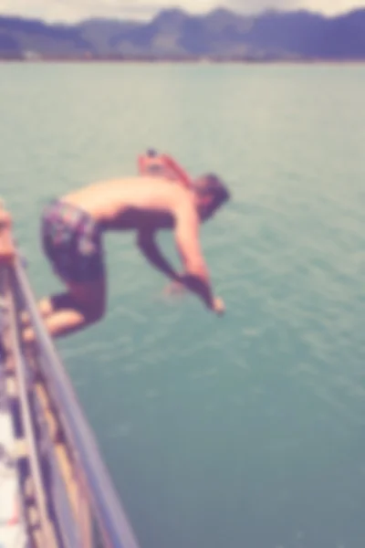 Człowiek, skacząc do morza. — Zdjęcie stockowe