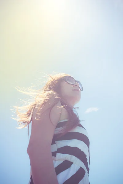 Mujer asiática usando gafas de sol — Foto de Stock