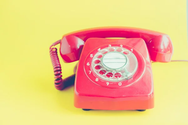 โทรศัพท์สีแดงเรโทร — ภาพถ่ายสต็อก
