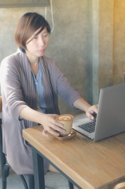 Asyalı kadın kahve içme