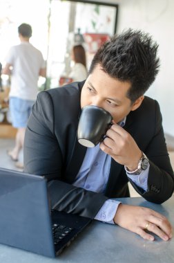 Bir fincan ile iş adamı