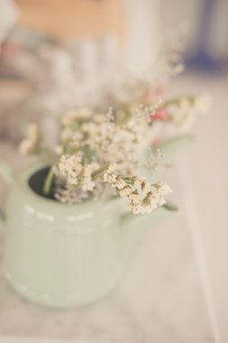 kavanoz içinde yapay çiçekler