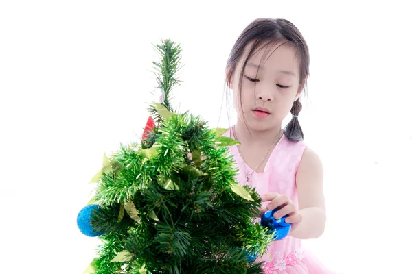 Chica ayudando a decorar el árbol de Navidad , — Foto de Stock