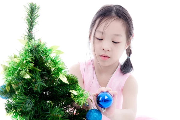 Chica ayudando a decorar el árbol de Navidad — Foto de Stock