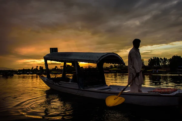 The silhouette of a boat — Stock Photo, Image