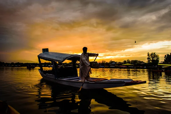 A silhueta do barco — Fotografia de Stock