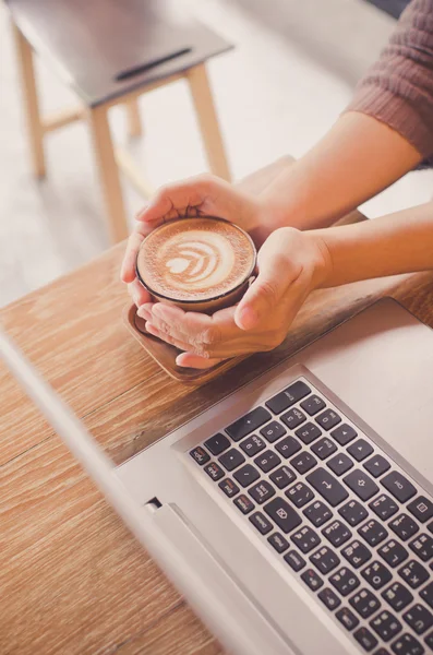 Hände, die Kaffee halten — Stockfoto