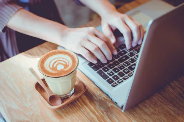 Handen met behulp van laptop — Stockfoto