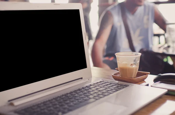 Café con leche con computadora portátil — Foto de Stock