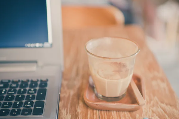 Computer laptop and coffee — Stock Photo, Image