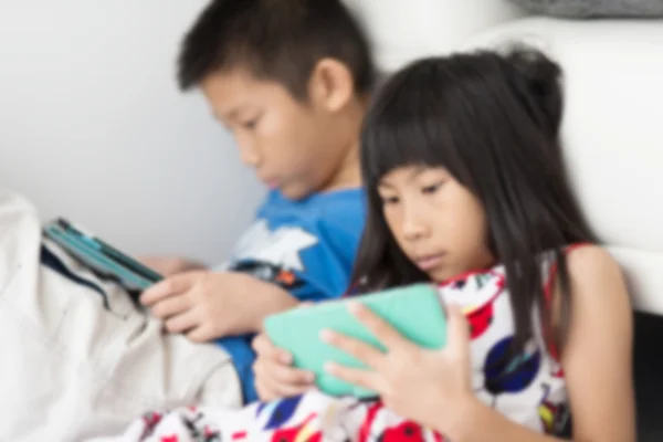 Enfants jouant smartphone et tablette — Photo