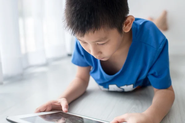 Menino usando tablet digital — Fotografia de Stock