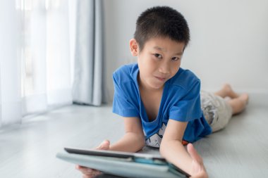 Dijital tablet kullanan çocuk