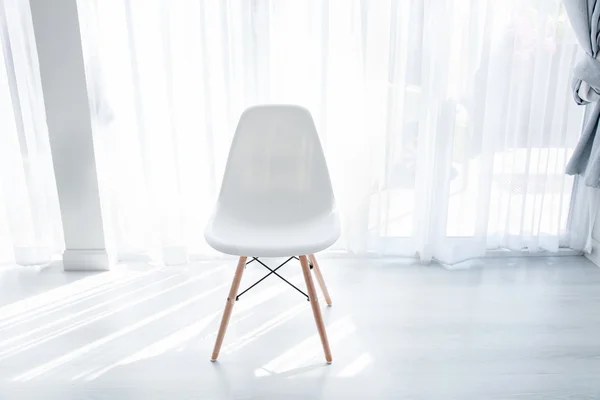 Cadeira branca com cortina branca — Fotografia de Stock