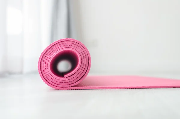 Pembe yoga mat — Stok fotoğraf