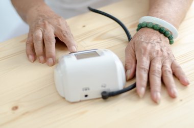 Kan basıncına bakıyorum.