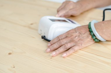 Kan basıncına bakıyorum.