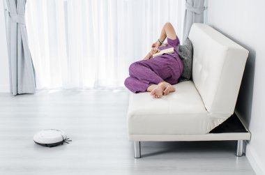 Kıdemli kadın kitap okuyor.