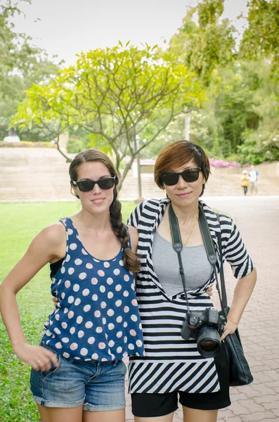 Dos mujeres viajando en el punto de vista Hua Hin Tailandia . — Foto de Stock