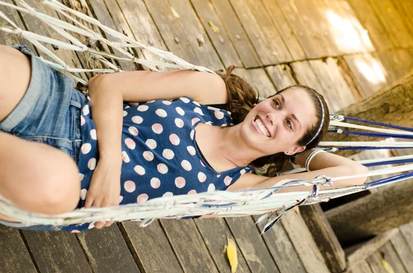 Frau entspannt sich in Hängematte — Stockfoto