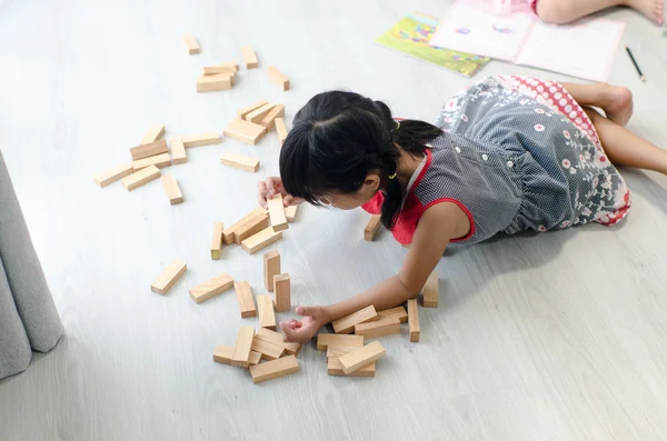 Asiatisk tjej spelar — Stockfoto