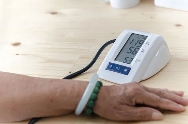 Checking blood pressure — Stock Photo, Image