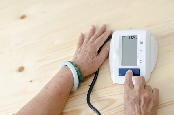 Checking blood pressure — Stock Photo, Image