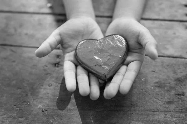 Corazón en las manos del niño —  Fotos de Stock