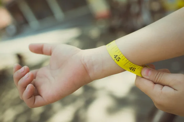 Boy's arm verpakt in meetlint — Stockfoto