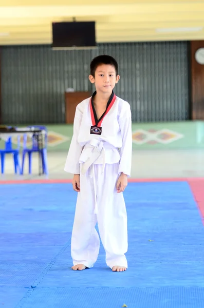 Mladý chlapec trénink taekwondo — Stock fotografie