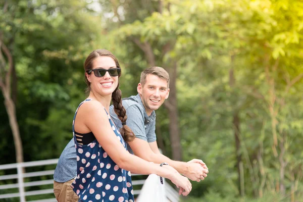 Jovem casal turístico — Fotografia de Stock